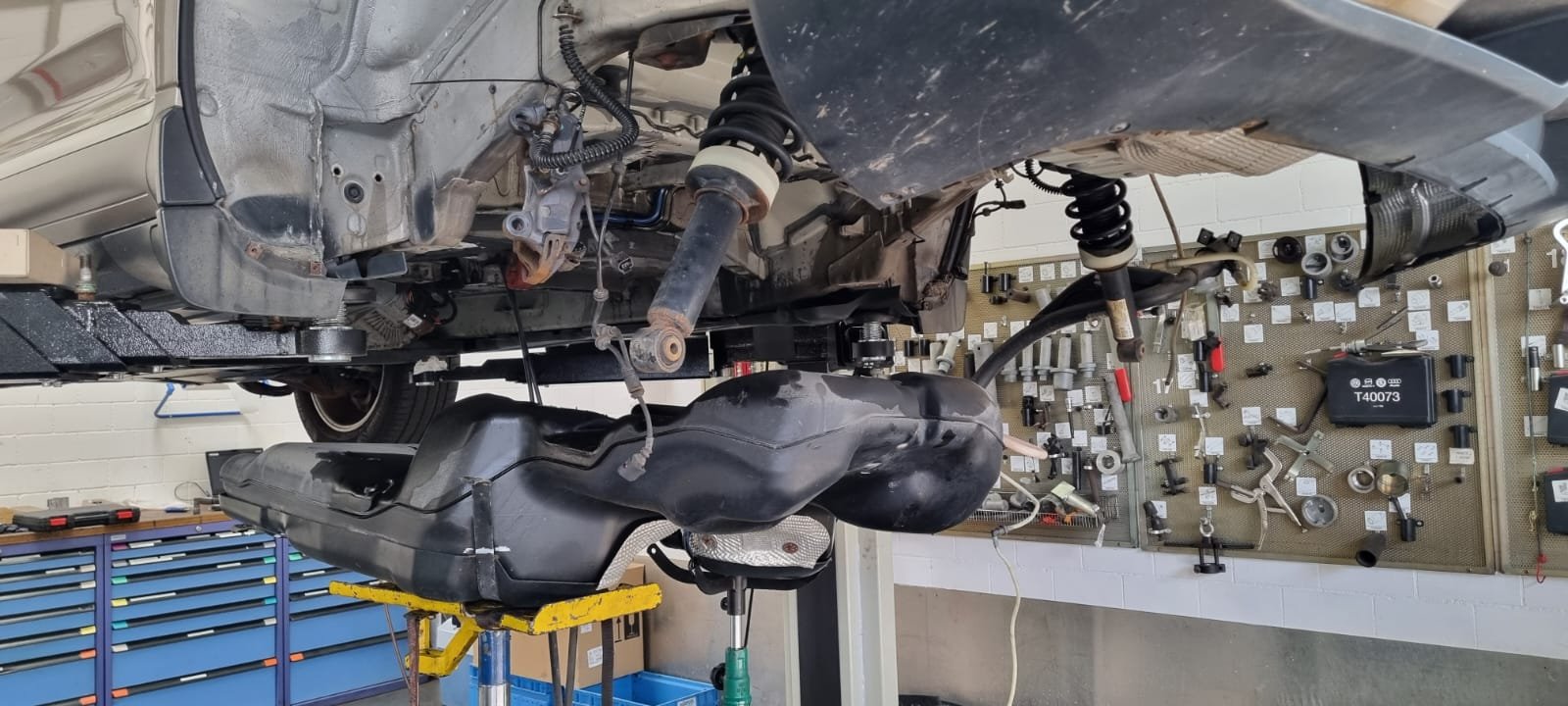 Fahrwerksarbeiten an einem Fahrzeug auf der Hebebühne
