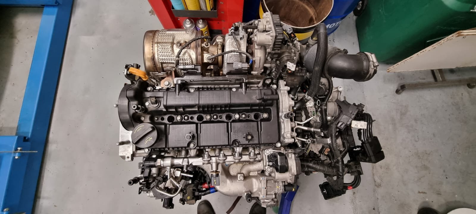 Ausgebauter Motor mit Turbolader auf der Werkbank