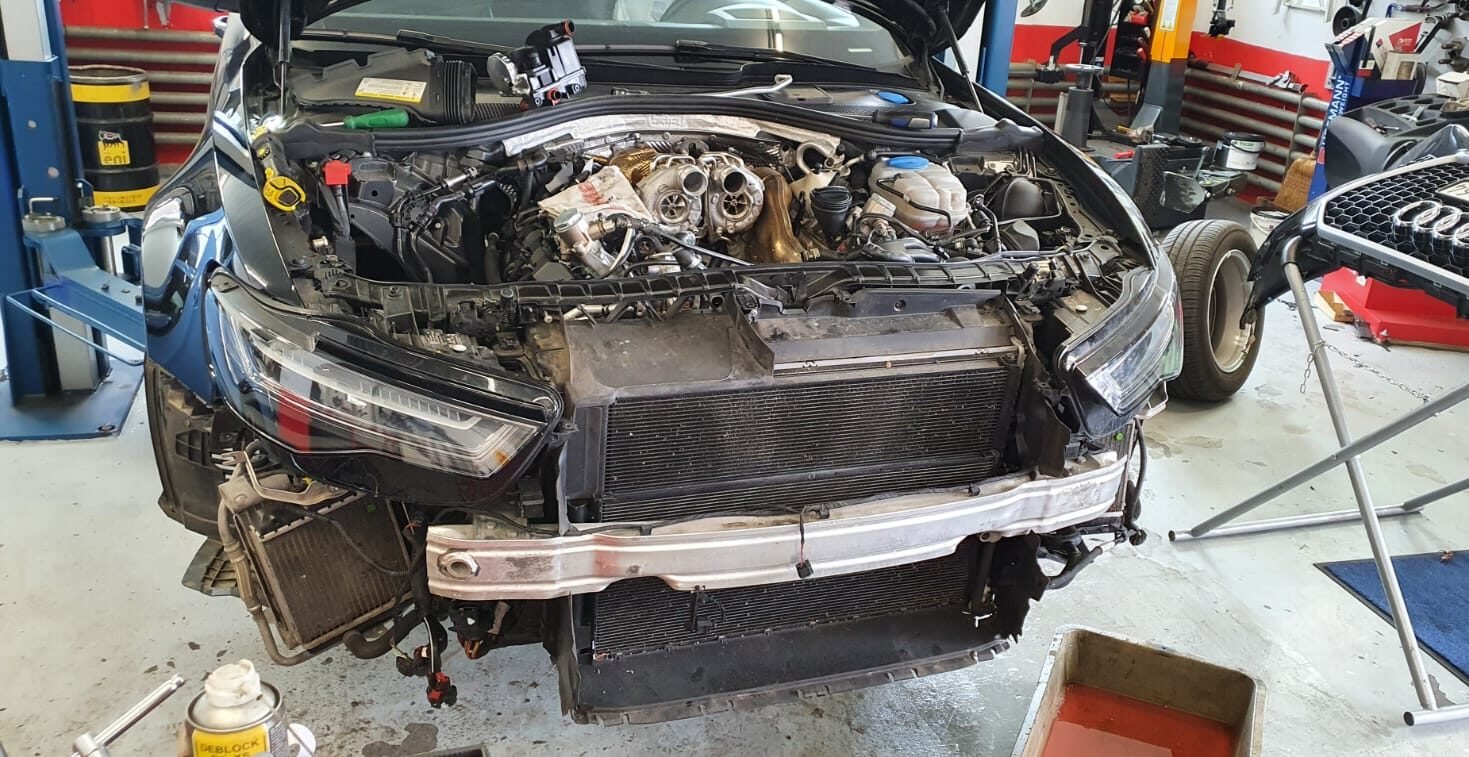 Frontpartie und Motor bei der Reparatur
