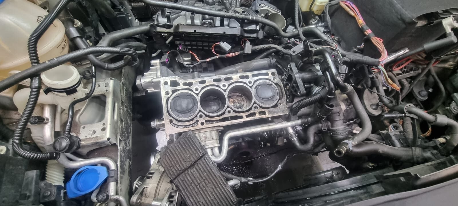 Motorraum mit geöffnetem Zylinderkopf