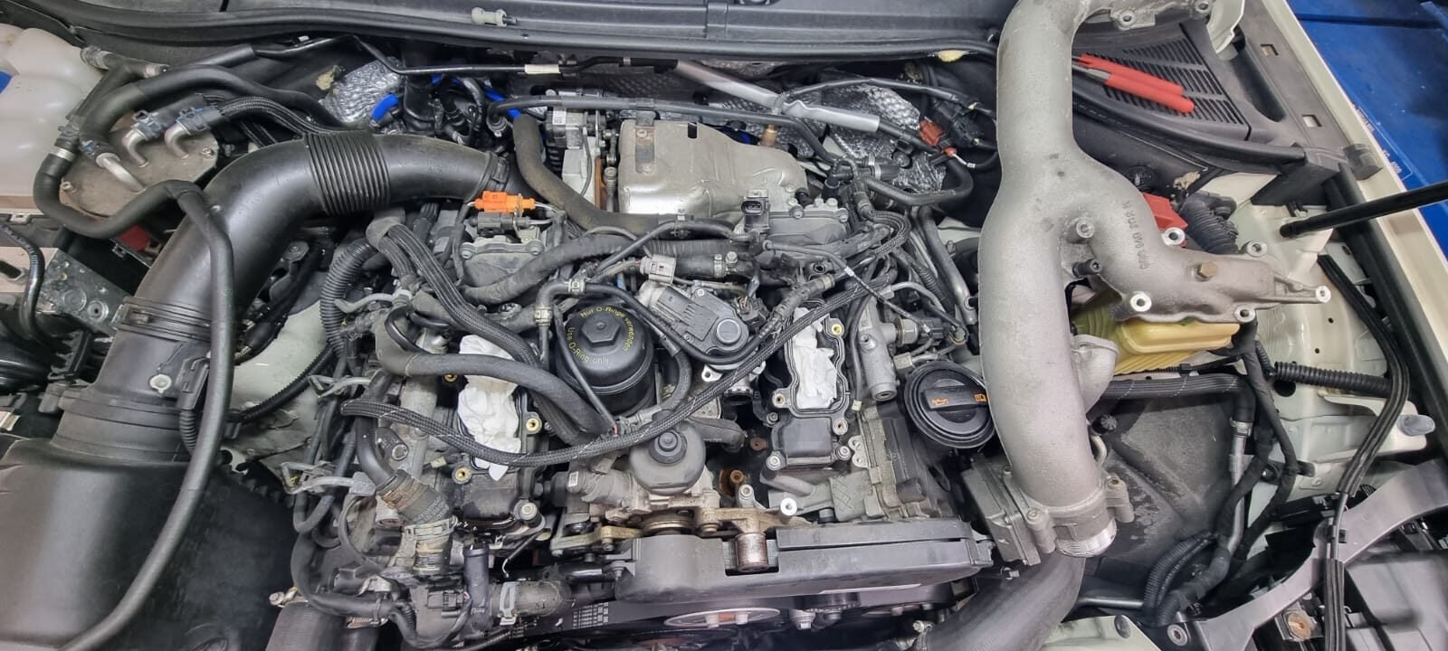 Motorraum im Detail — Ansaugtrakt und Motorkomponenten