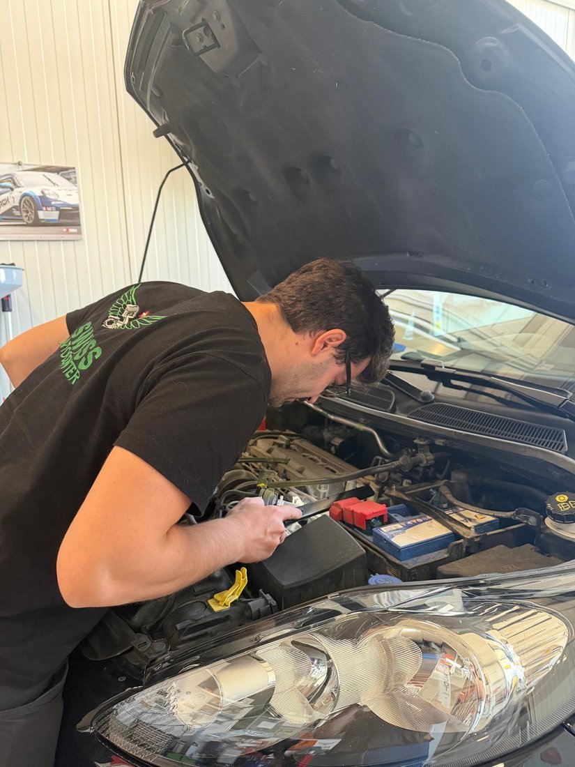 Artur bei der Motorreparatur