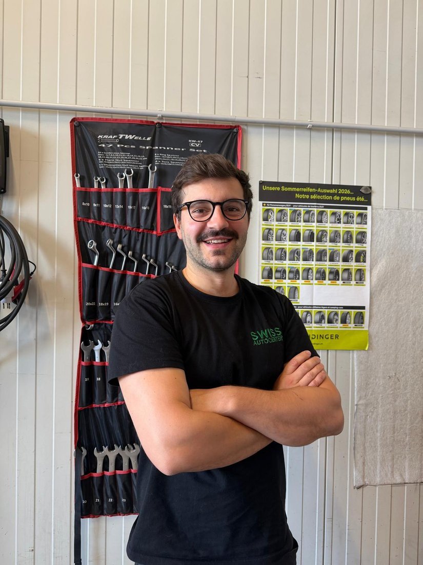 Artur bei der Arbeit in der Werkstatt von Swiss Autocenter